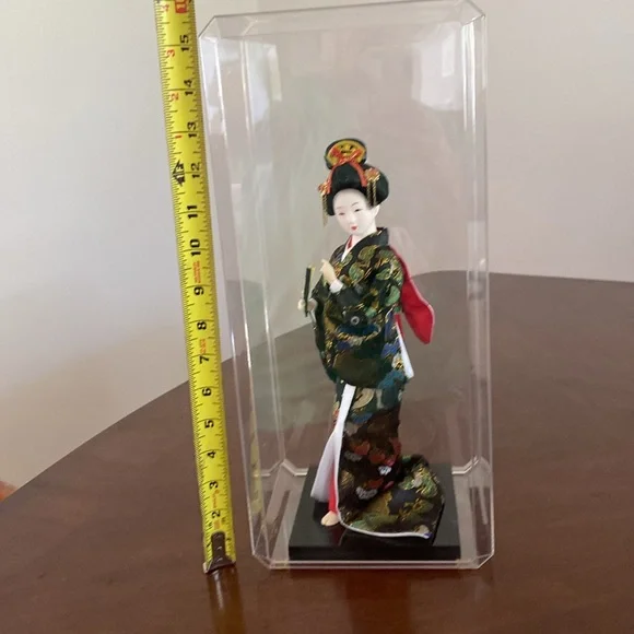 Elegant Japanese Geisha Doll in Display Case - Picture 12 of 13